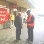 Caspar frågar en man hur han tycker världens bästa välfärd ska se ut