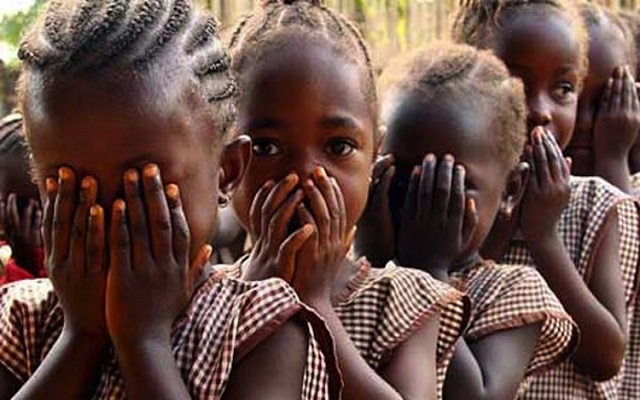 Foto: Små flickor som håller för ansiktet